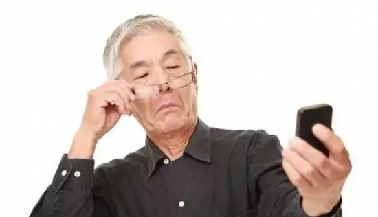 老花眼用手機(jī)發(fā)信息成了奢侈，六十歲的困惑看他怎么解決