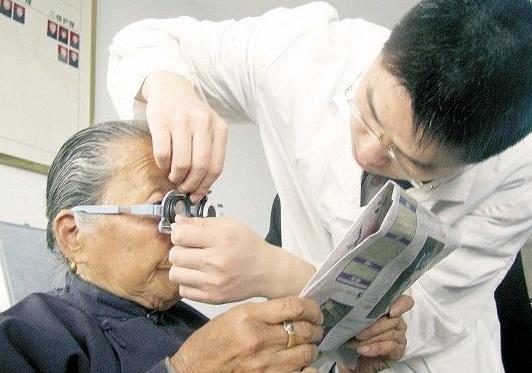 老花鏡怎么配，參照老花鏡度數(shù)對照表靠譜嗎?